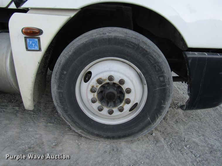 image for item DH8454 2006 Freightliner Columbia semi truck