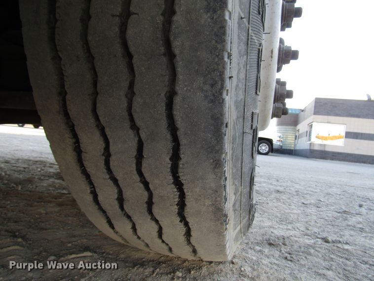 image for item DH8454 2006 Freightliner Columbia semi truck