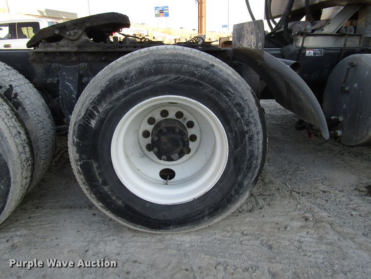 image for item DH8454 2006 Freightliner Columbia semi truck