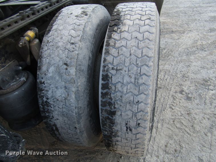 image for item DH8454 2006 Freightliner Columbia semi truck