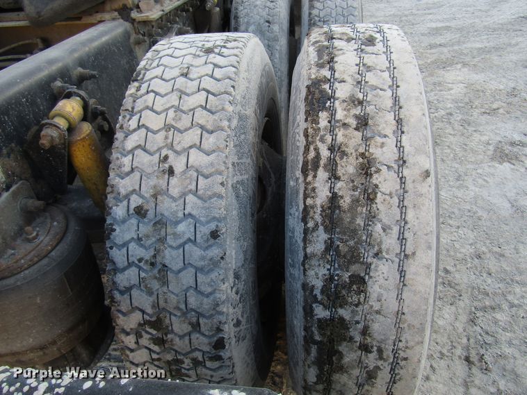 image for item DH8454 2006 Freightliner Columbia semi truck