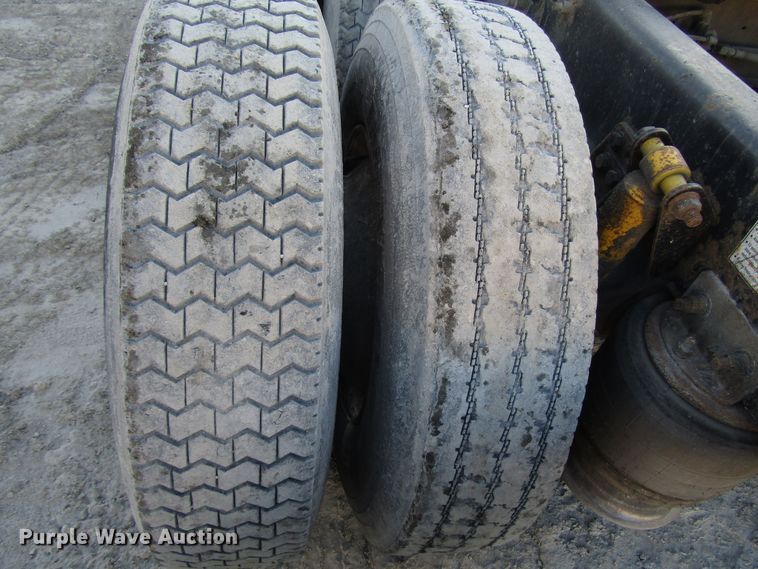 image for item DH8454 2006 Freightliner Columbia semi truck