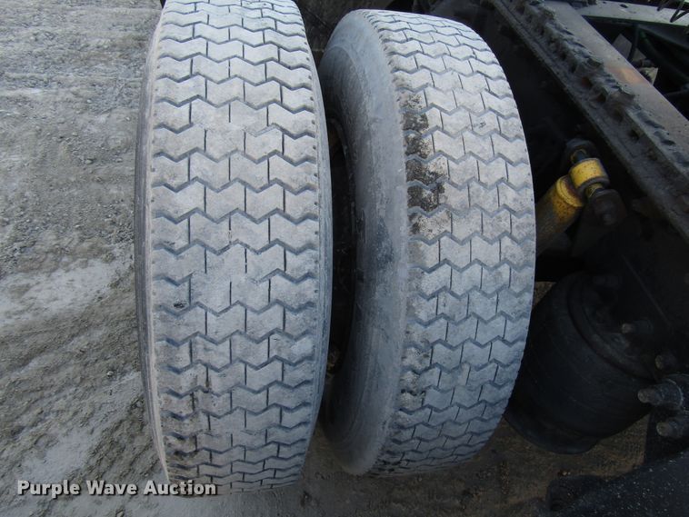 image for item DH8454 2006 Freightliner Columbia semi truck