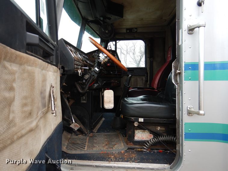 image for item DI0021 1994 Freightliner FLD semi truck