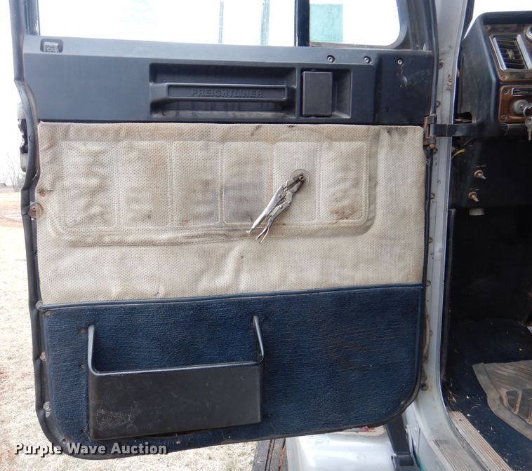 image for item DI0021 1994 Freightliner FLD semi truck