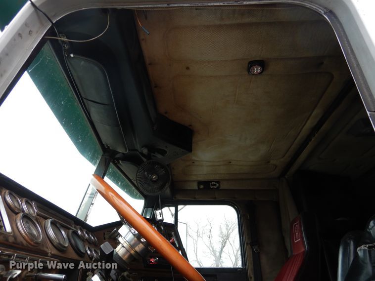 image for item DI0021 1994 Freightliner FLD semi truck