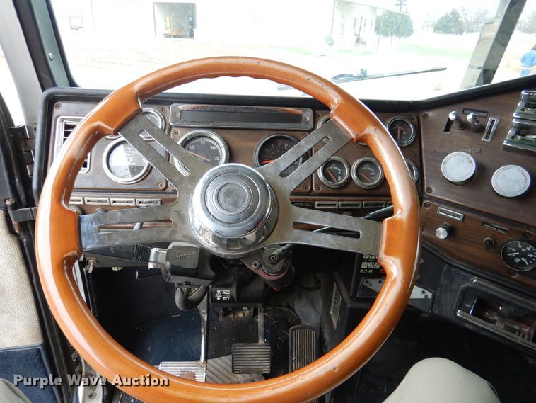 image for item DI0021 1994 Freightliner FLD semi truck