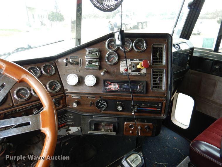 image for item DI0021 1994 Freightliner FLD semi truck