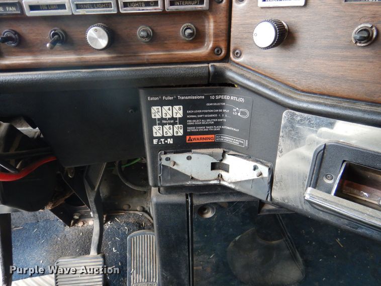 image for item DI0021 1994 Freightliner FLD semi truck