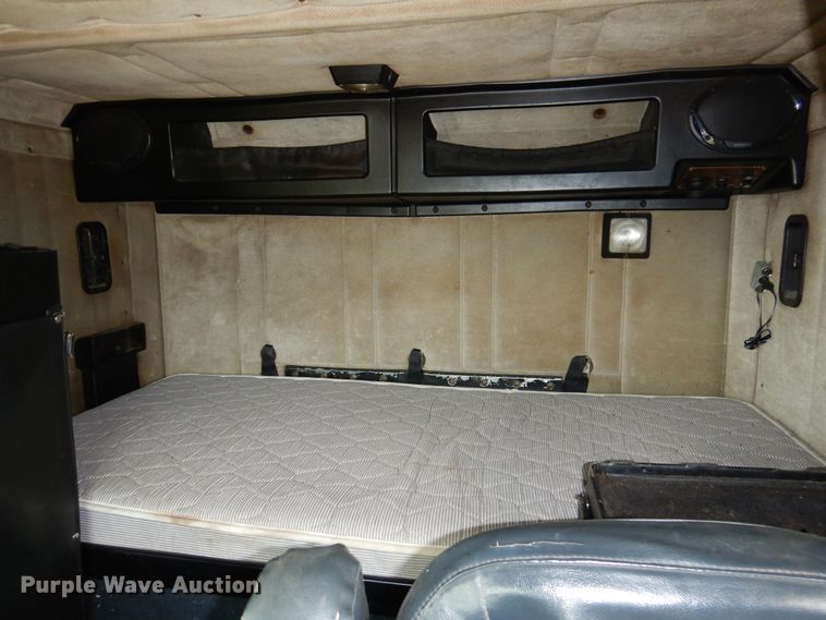 image for item DI0021 1994 Freightliner FLD semi truck