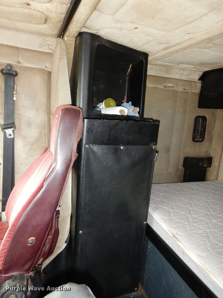 image for item DI0021 1994 Freightliner FLD semi truck