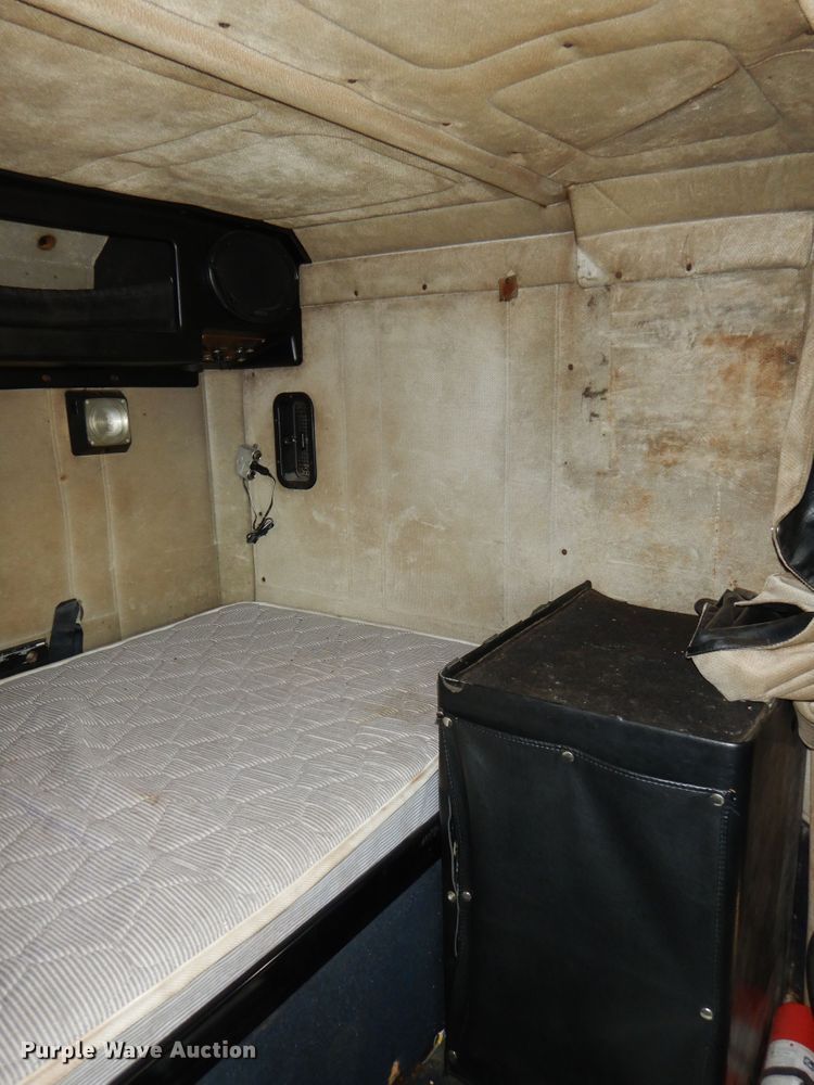 image for item DI0021 1994 Freightliner FLD semi truck