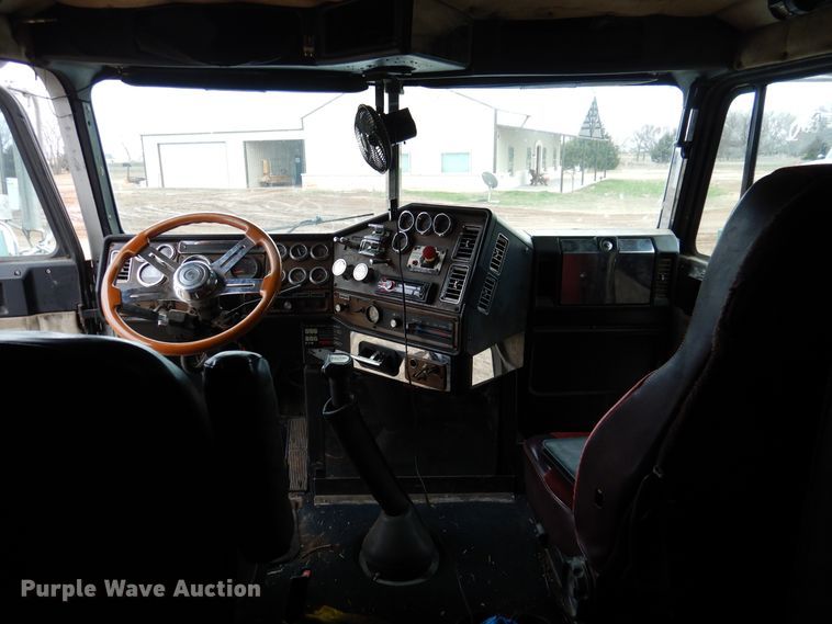 image for item DI0021 1994 Freightliner FLD semi truck