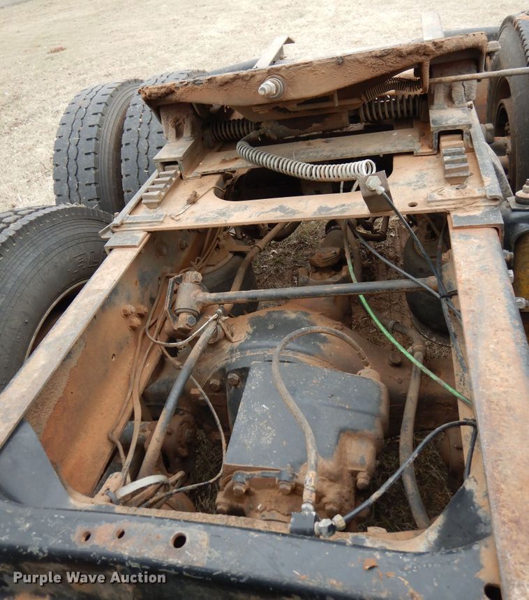 image for item DI0021 1994 Freightliner FLD semi truck