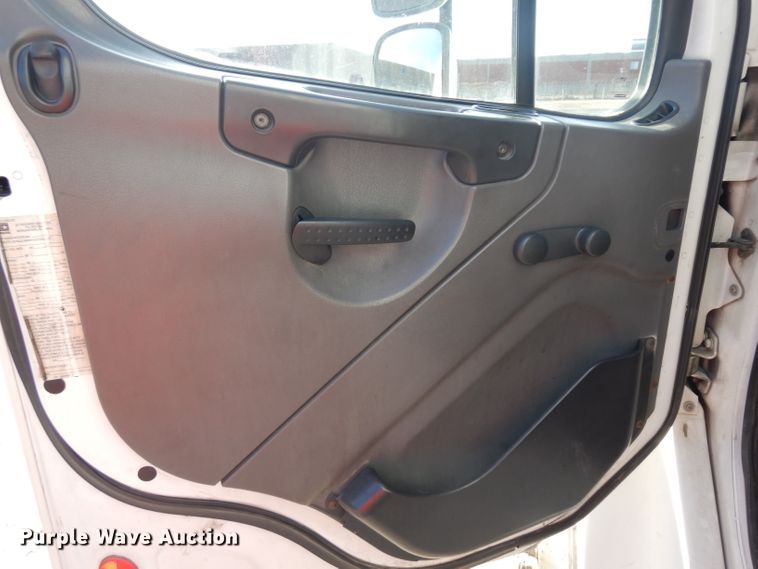 image for item ER9881 2005 Freightliner Business Class M2 box truck