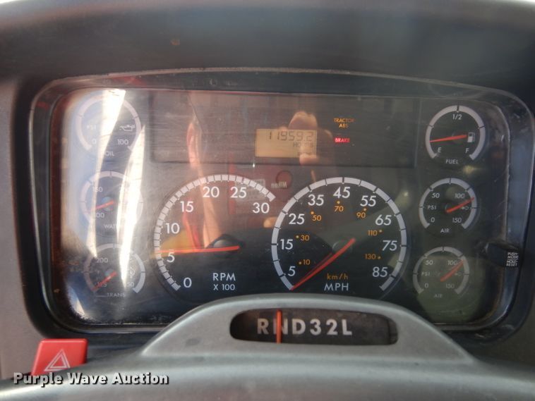 image for item ER9881 2005 Freightliner Business Class M2 box truck