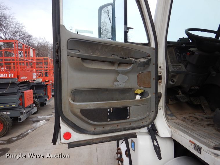 image for item FU9182 2007 Freightliner Columbia semi truck