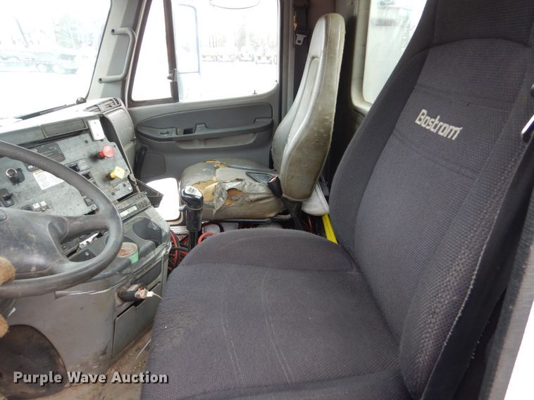 image for item FU9182 2007 Freightliner Columbia semi truck