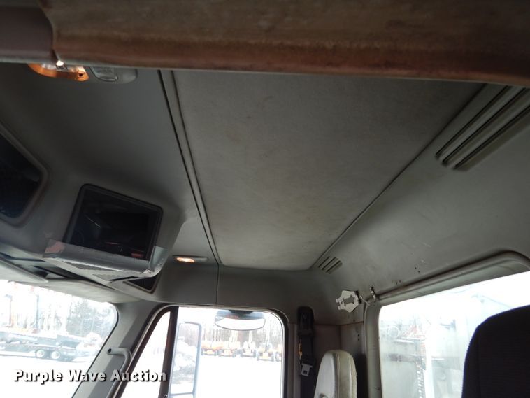 image for item FU9182 2007 Freightliner Columbia semi truck