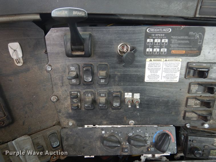 image for item FU9182 2007 Freightliner Columbia semi truck