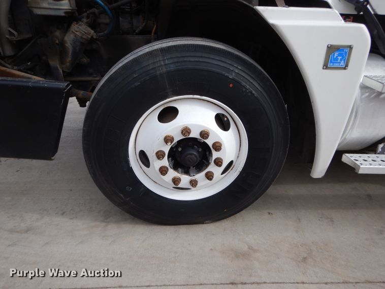 image for item FU9182 2007 Freightliner Columbia semi truck