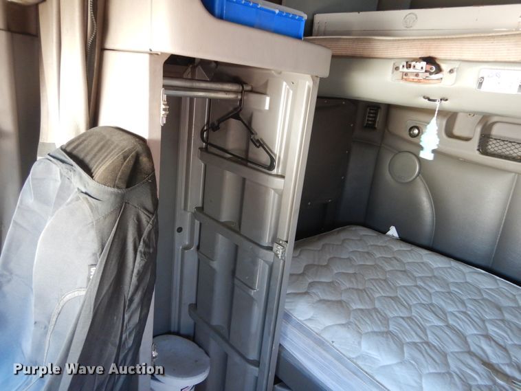 image for item GB9783 2007 Peterbilt 387 semi truck