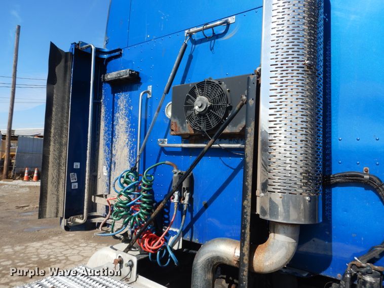 image for item GB9783 2007 Peterbilt 387 semi truck