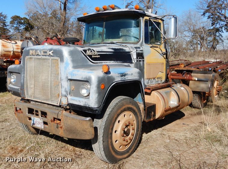 image for item GE9092 1989 Mack R688ST semi truck