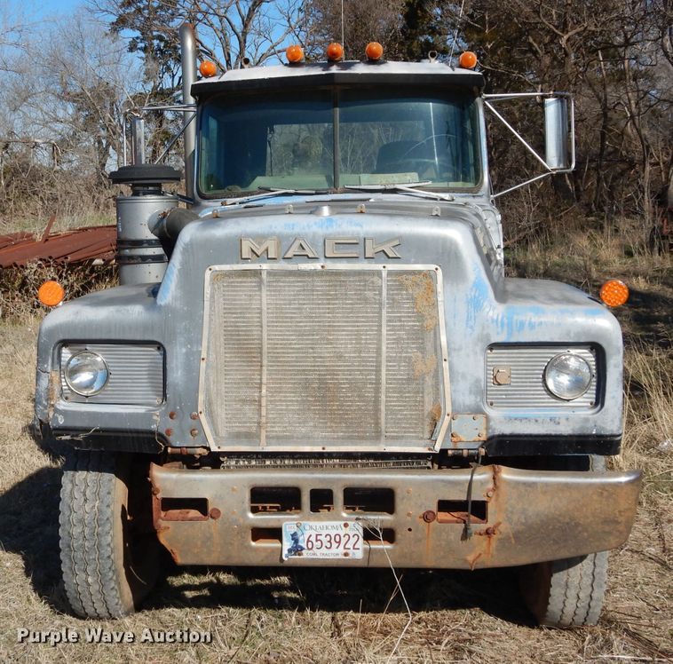 image for item GE9092 1989 Mack R688ST semi truck