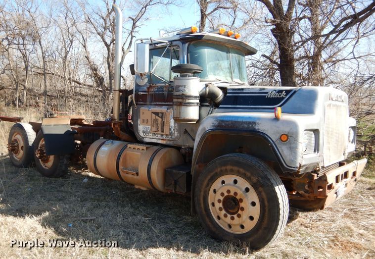 image for item GE9092 1989 Mack R688ST semi truck