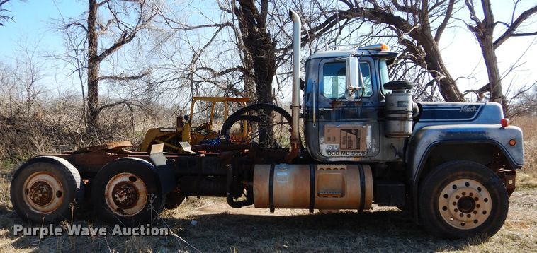 image for item GE9092 1989 Mack R688ST semi truck