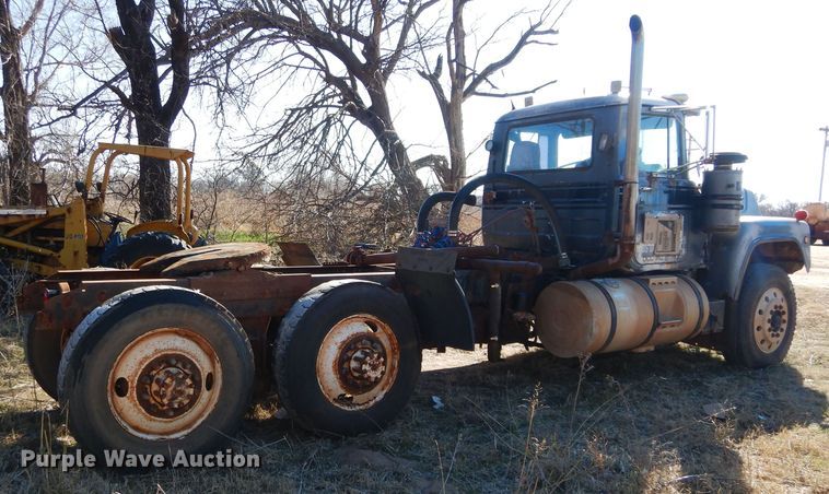 image for item GE9092 1989 Mack R688ST semi truck