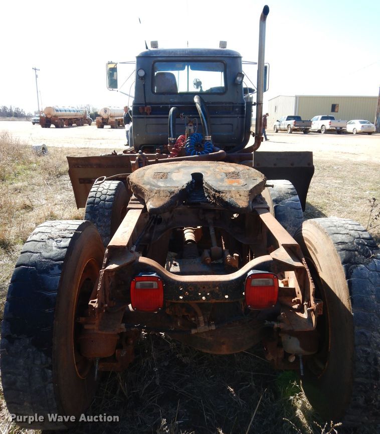 image for item GE9092 1989 Mack R688ST semi truck