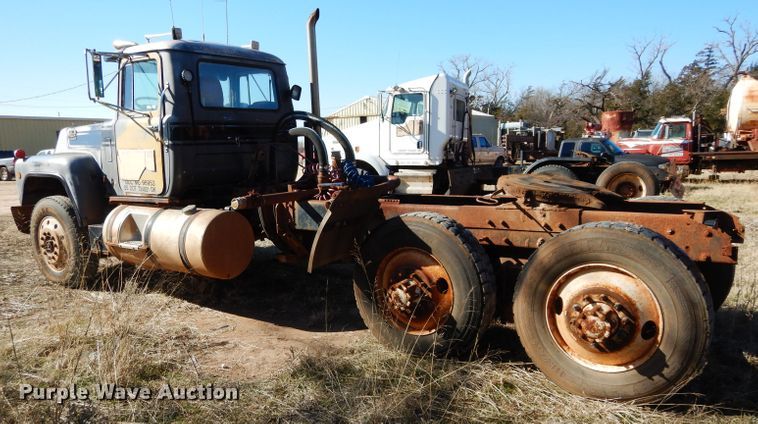 image for item GE9092 1989 Mack R688ST semi truck