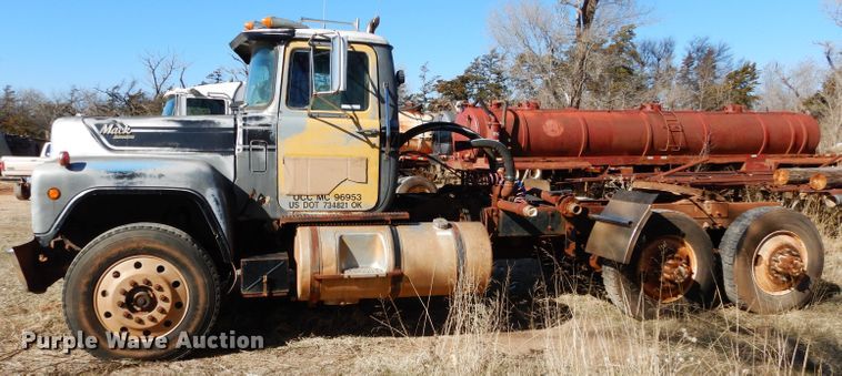 image for item GE9092 1989 Mack R688ST semi truck