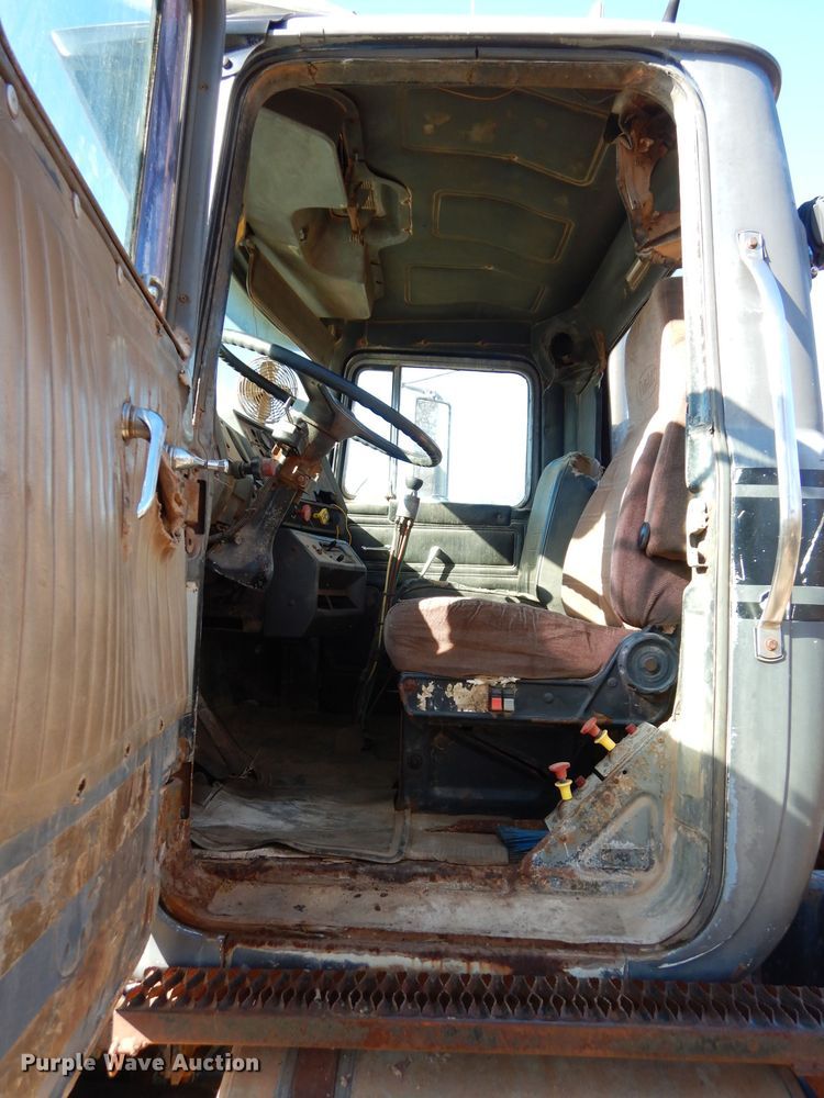 image for item GE9092 1989 Mack R688ST semi truck