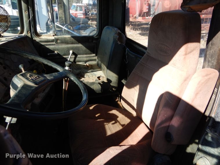 image for item GE9092 1989 Mack R688ST semi truck