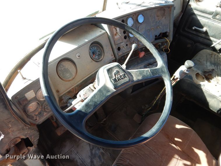 image for item GE9092 1989 Mack R688ST semi truck