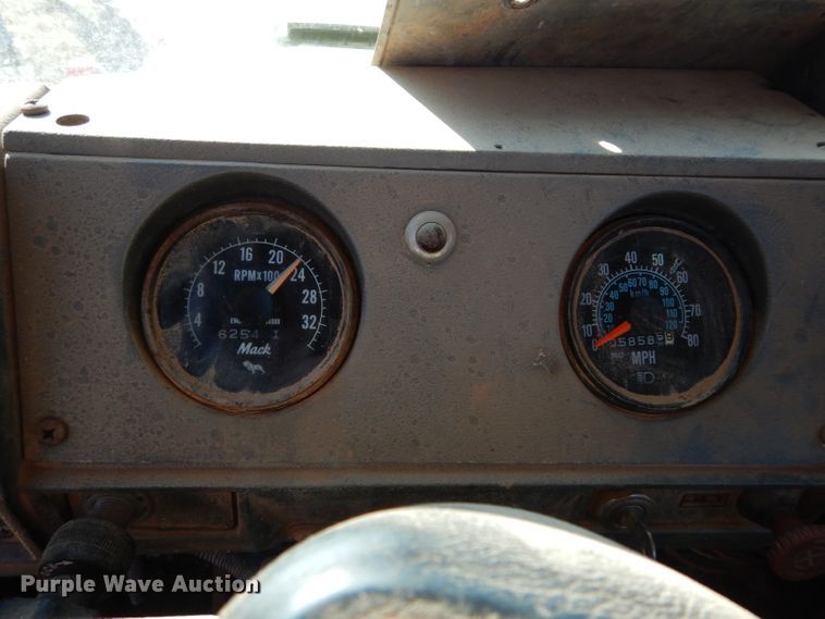 image for item GE9092 1989 Mack R688ST semi truck