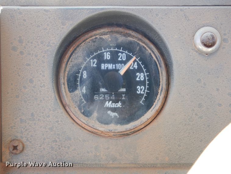 image for item GE9092 1989 Mack R688ST semi truck