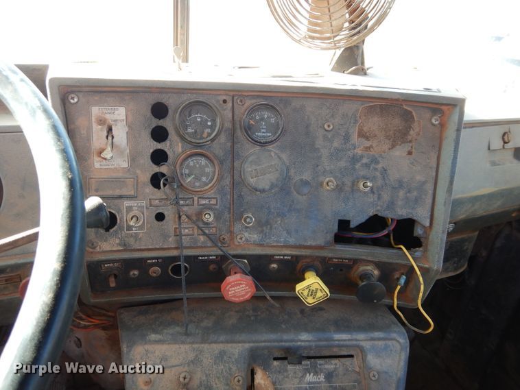 image for item GE9092 1989 Mack R688ST semi truck