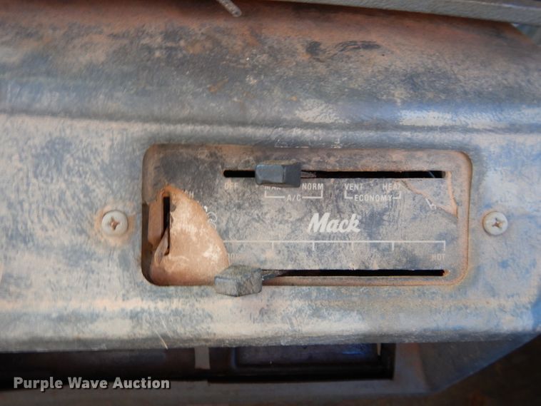 image for item GE9092 1989 Mack R688ST semi truck