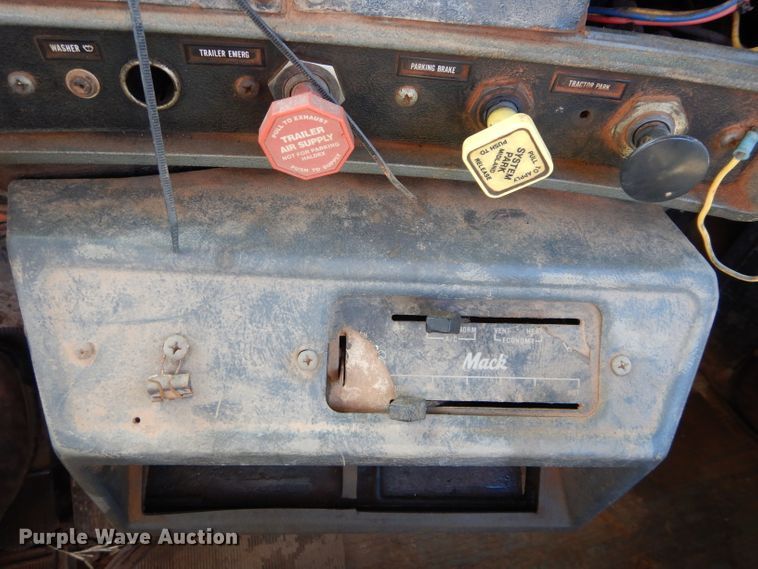 image for item GE9092 1989 Mack R688ST semi truck