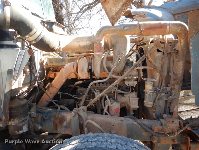 image for item GE9092 1989 Mack R688ST semi truck