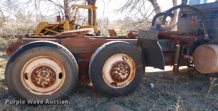 image for item GE9092 1989 Mack R688ST semi truck