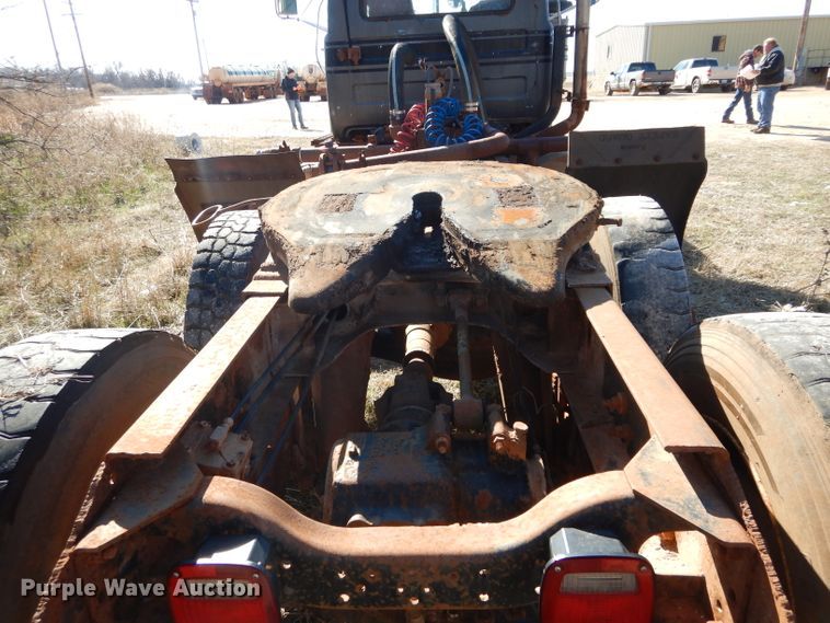 image for item GE9092 1989 Mack R688ST semi truck