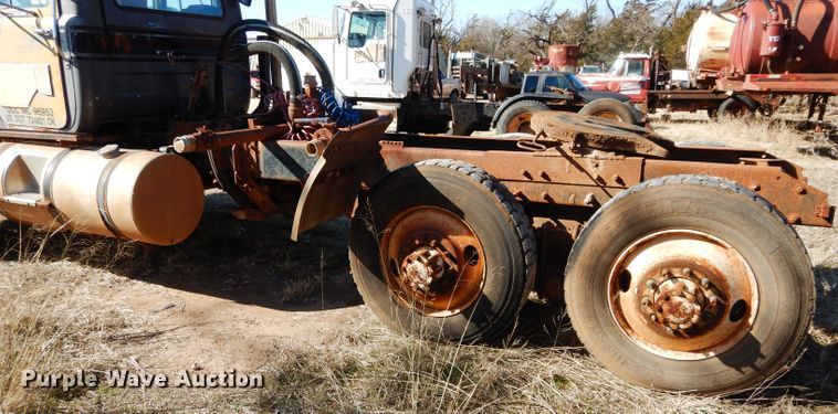 image for item GE9092 1989 Mack R688ST semi truck