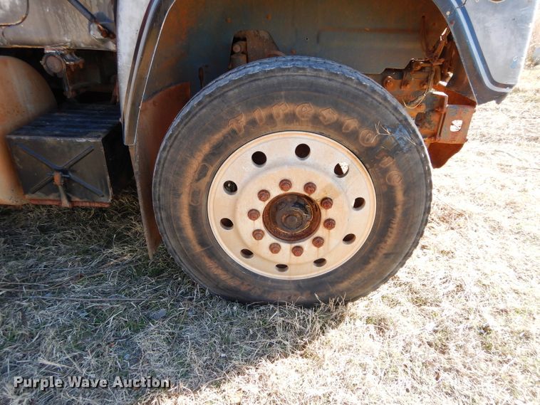 image for item GE9092 1989 Mack R688ST semi truck