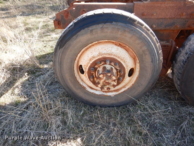 image for item GE9092 1989 Mack R688ST semi truck