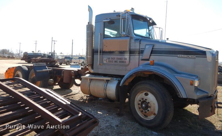 image for item GE9093 1992 Kenworth T800 semi truck